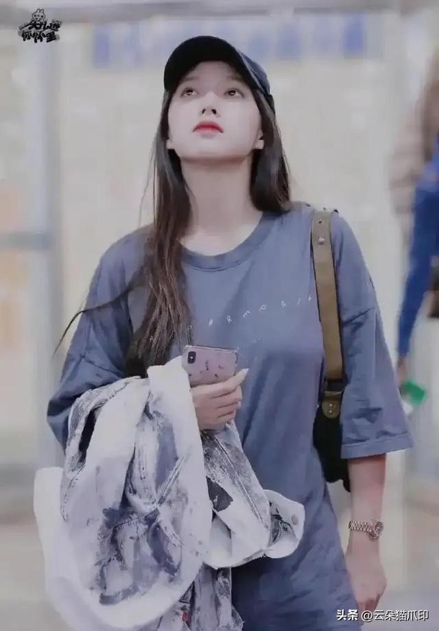 她身材真是太好了，大T恤都遮不住，所以她不能胖，一胖就特显壮