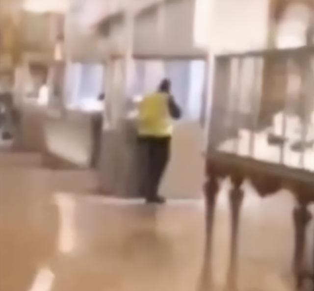 7分钟破卢浮宫7亿安保！9件皇室珠宝被抢，真凶是“粉红豹”？