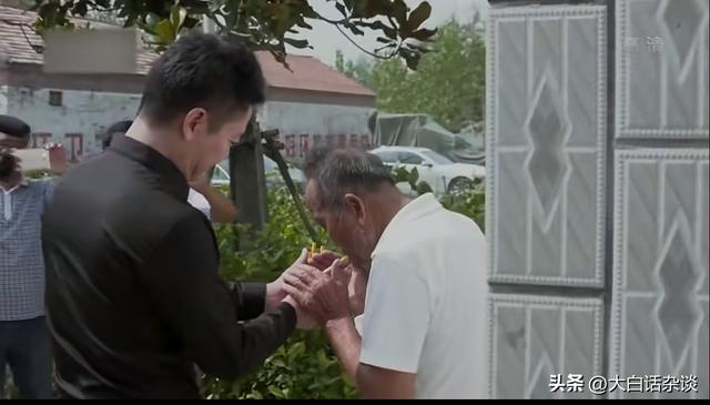 刘强东有多接地气？回到宿迁完全放飞，喝高叫美女回去炒两个菜来