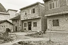 03年我家建房子叔伯来闹断了来往，如今房子杂草丛生，令人唏嘘图片