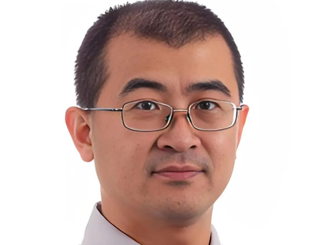 中美芯片暗战再升级！参议员联手马国封锁，黄仁勋称低估中国太蠢