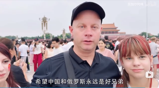 老外到北京看升国旗：穿越30年时空，重写《共和国的早晨》