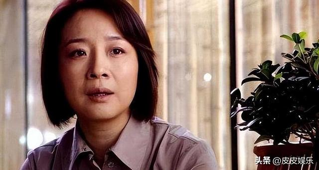 她是国家一级女演员，多次给坐轮椅丈夫戴绿帽，如今儿子也是演员