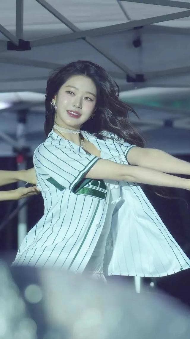 20岁的张元英这蕾丝肚兜和颈环越来越有人妻熟妇感了！还肥了不少