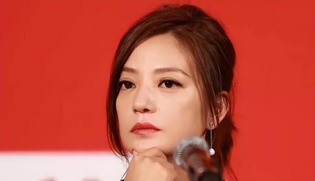 封杀四年，49岁赵薇突传消息，因胃癌去世传闻5个月前就真相大白