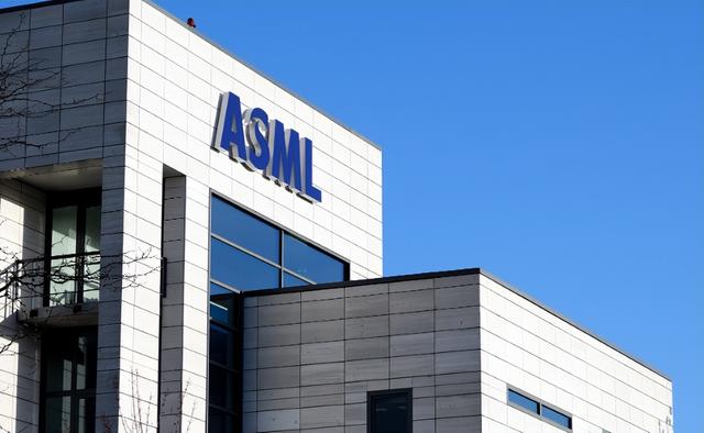 不装了，荷兰就光刻机对中国亮明态度，日本意识到“上当”了