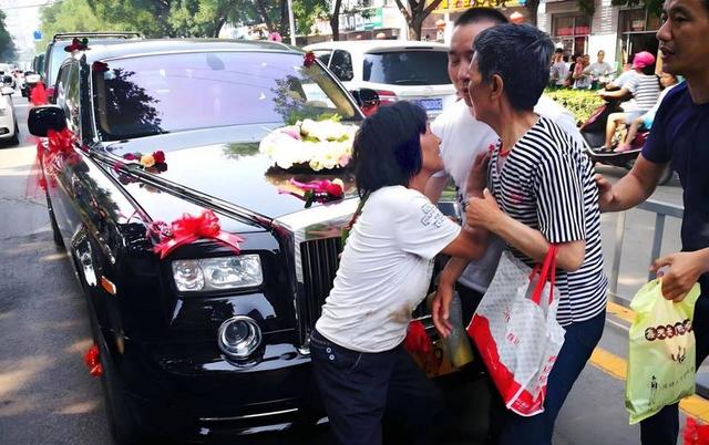 拦婚车索要50条香烟的3人	，已社会性死亡，结局舒适，评论区炸锅