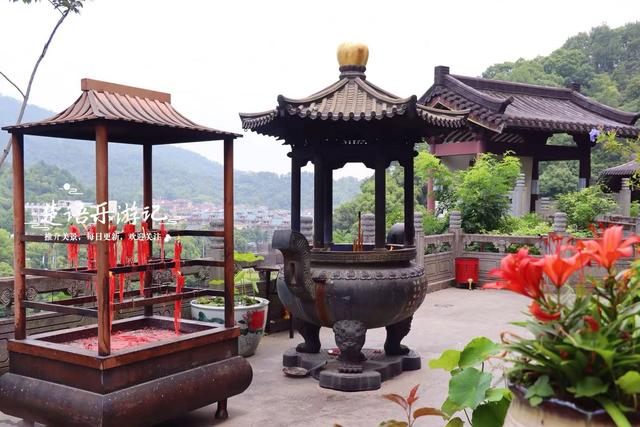 浙江宁波大青山下的宋式寺院，青山面水风光宜人，适合观景与休闲