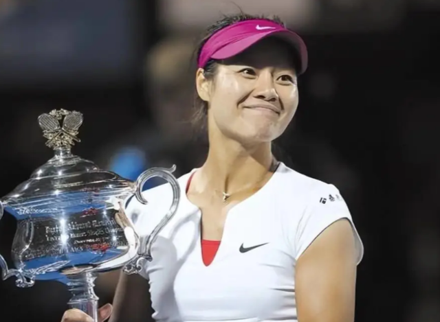 连续退赛80天，郑钦文再破天花板	，让李娜和整个网坛“沉默”了