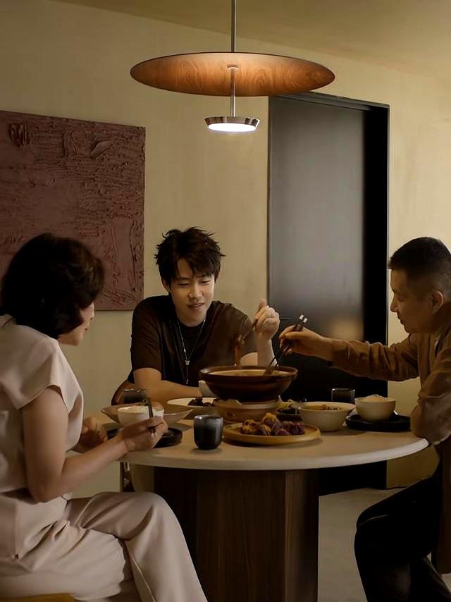 笑不活	，王楚钦和爸妈过中秋，化身王怼怼，说妈妈偏爸又搁哪跟我