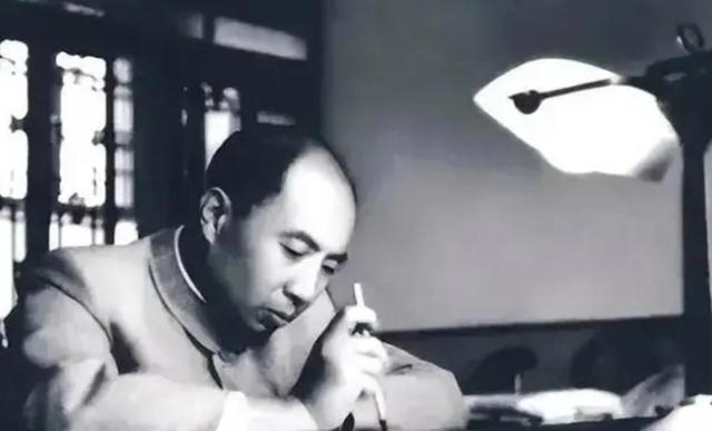 他是中组部原部长，女儿嫁给胡主席的儿子，侄儿担任过武警副司令