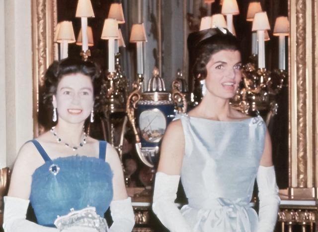1961年杰奎琳评价大她3岁的英女王：一个如此平庸乏味的中年妇女