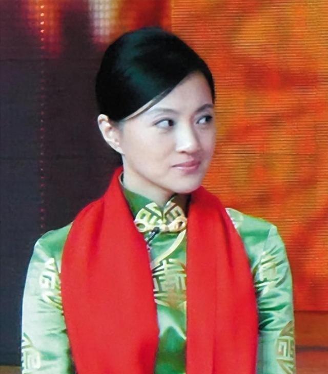 她是冯巩御用老婆，连登五年春晚后精神失常，现在50岁怎样了？