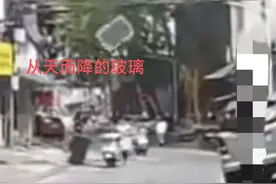 南宁天降玻璃砸中后座女孩，母亲抱头痛哭，现场惨烈，目击者发声图片