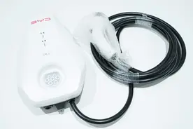 刷卡充电有效防盗充，比亚迪7kW壁挂式新能源汽车交流充电桩拆解图片