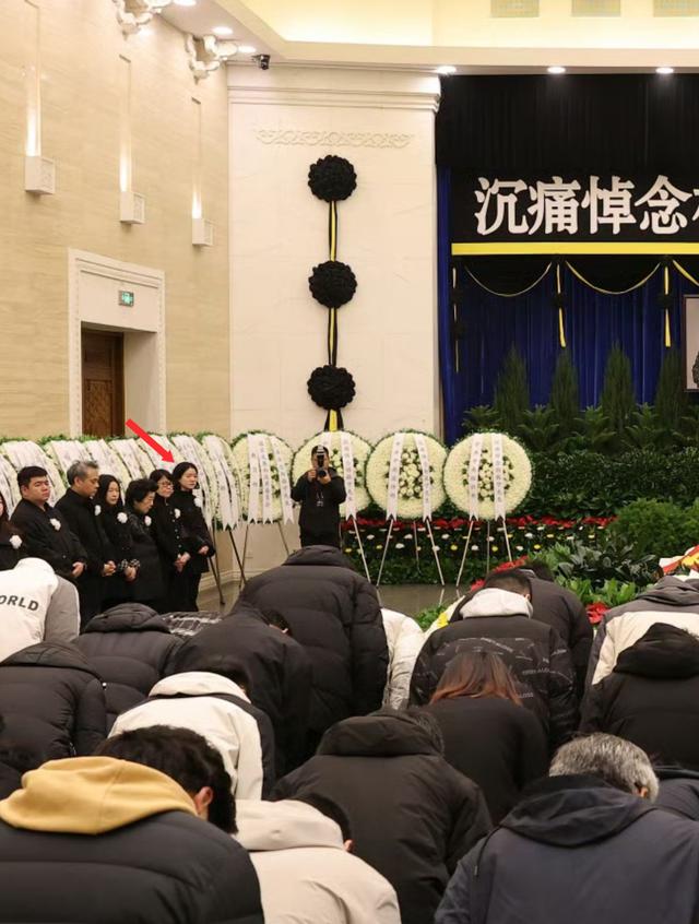 杨振宁身覆国旗，翁帆是家属代表站第一位，重量级好友也到场悼念