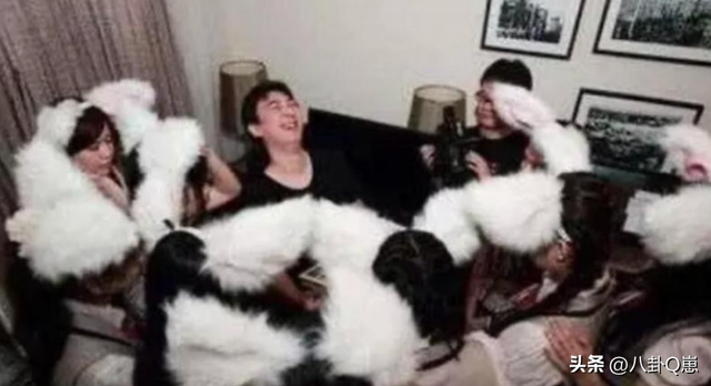 陪睡陪玩只是冰山一角	，万达蒸发800亿后，王思聪再陷大“丑闻”