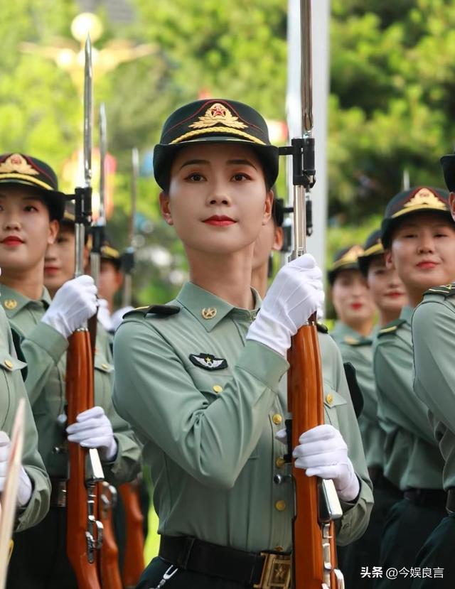 女民兵李思颖阅兵回家后仅半天，又有一个新身份：河北工大研究生