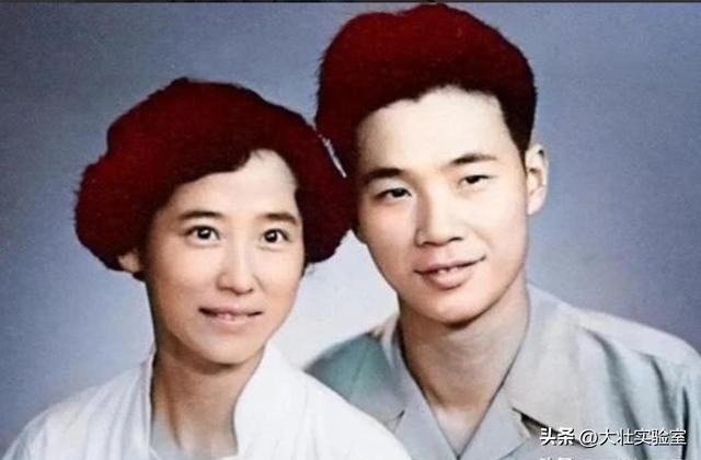 李鹏总理儿媳罕见留影，五官端正长相大气，爷爷功勋卓著比肩元帅