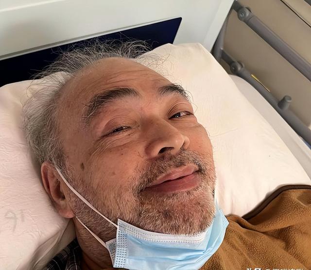 73岁张伟文近况曝光,卧病在床瘦成皮包骨，独住养老院亲人未出面