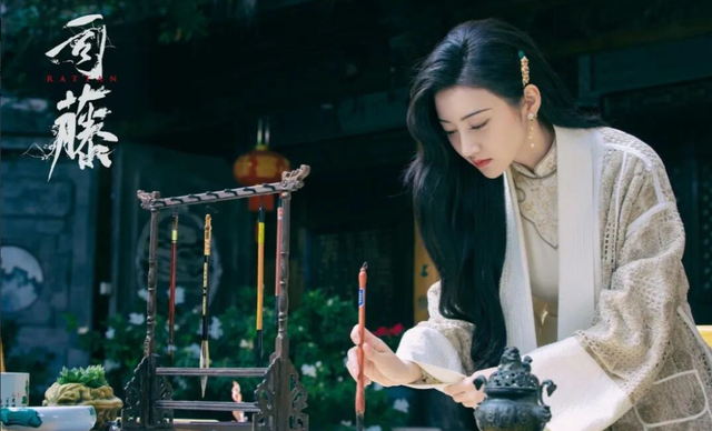 迪丽热巴挥刀出圈，尾鱼奇幻剧播出遇冷	，改编为何点不燃都市大IP