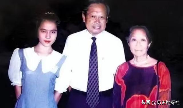1981年，杜聿明的葬礼上，女儿杜致礼和杨振宁的留影，悲痛难掩！