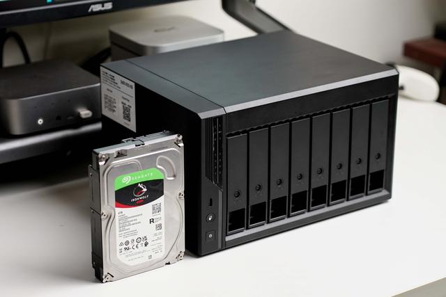 新品首发拆解丨不再躺平的高颜值NAS威联通Qu805