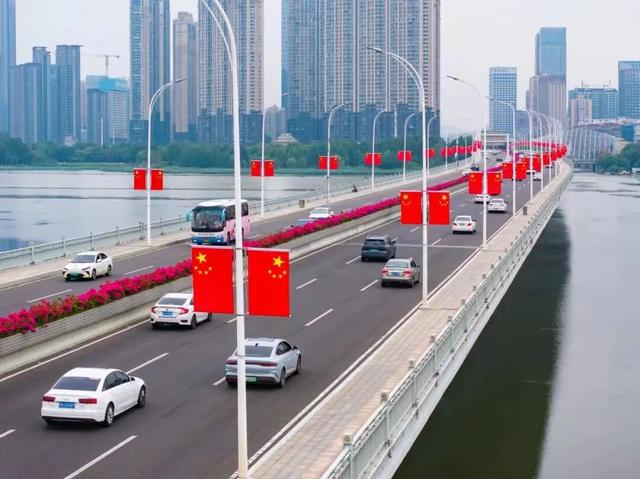 向祖国告白：武昌满城尽是“中国红”