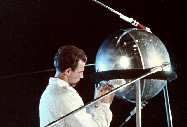 1958年苏联卫星脱轨，预计坠落中国，钱学森凭一道火光算出坠毁点