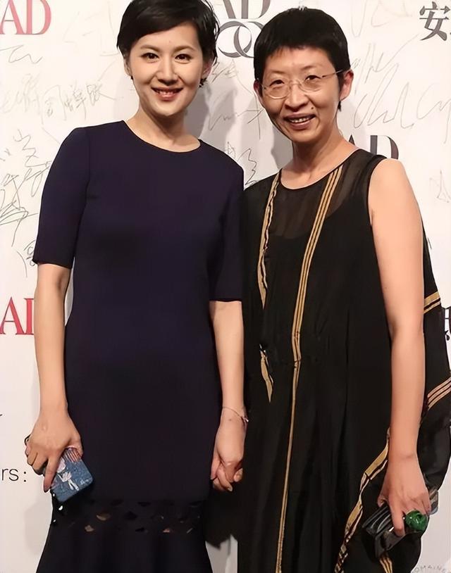 她是金牌美女主持，嫁上海首富生3个孩子，54岁看着像34岁好年轻