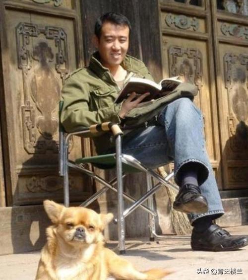 3岁丧父，吃姐姐奶水长大，成名后为8个哥姐买房，如今成全家骄傲