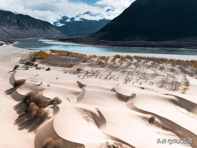 对不起，这看日照金山、流星、沙漠和雪山同框的宝藏地，我写晚了！