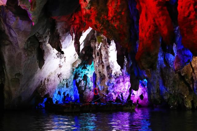 贵州：畅游安顺风光，感受黔中民俗！