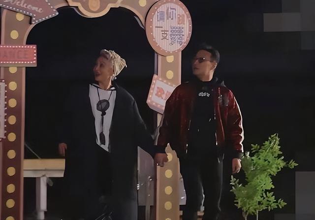 12月即将结束，46岁章子怡再次官宣喜讯，撕碎汪峰仅剩的体面。