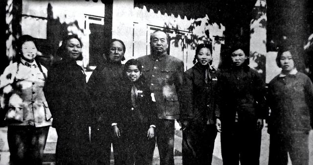 1987年一老妇参观彭德怀故居，工作人员请她题词，她立马说出20字