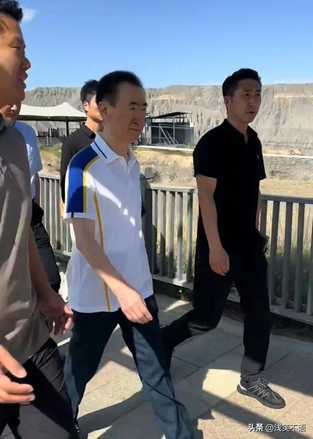 王健林新疆现身，瘦得不成样子，年过七十依旧拼命工作！