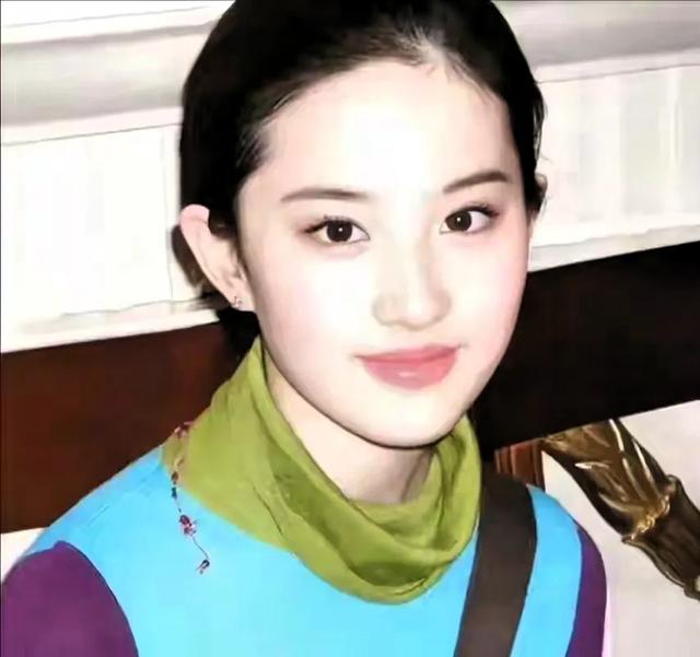 镜子不会说谎！刘亦菲居家自拍意外曝光真实腰臀比，这才叫健康美