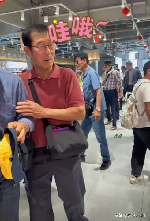 领韩国旅游团参观中国菜市场：试吃乱瞟还不好意思，水果买几十斤