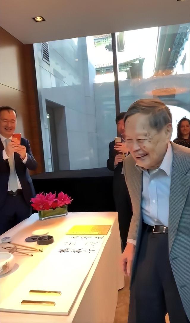 杨振宁猝然离世，临终状态曝光，翁帆25字表心情，难怪相爱20年