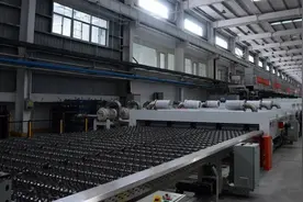 全面投产 智慧工厂机器人成为车间“主力军”图片