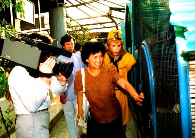 六小龄童金屋藏娇37年的妻子，原来是我们熟悉的她，难怪藏着掖着