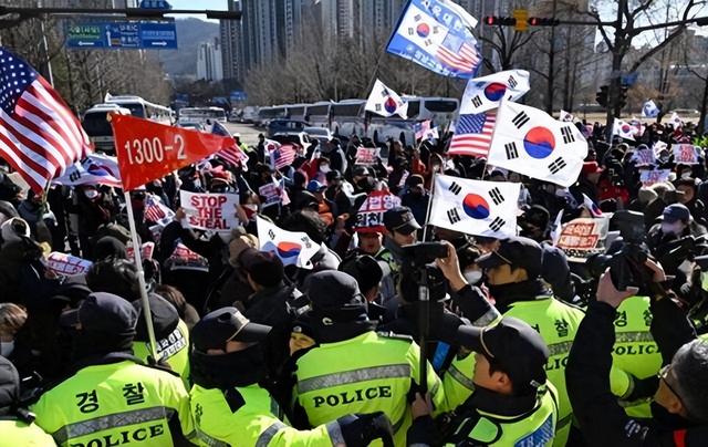 中国驻韩大使馆被砸，韩国警察冷眼旁观，李在明为何选择“沉默”