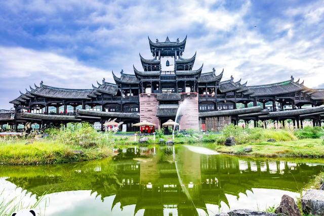 酉阳濯水：在飞檐与云雾间，撞见千年的烟火