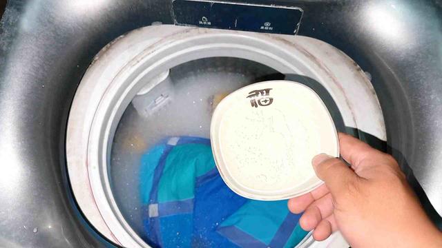 每次洗衣服前	，洗衣机放一碗它，多脏的衣服洗完都像新的一样！