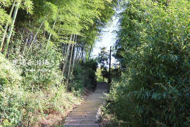 浙江宁波这个古村因水潭而得名，居于山岙犹如桃源秘境，适合徒步