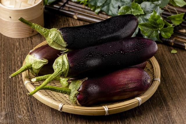 茄子再次成为关注焦点！医生发现：吃茄子时，一定要多注意这4点