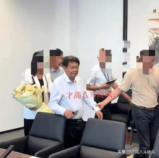 79岁曹德旺下巴尖瘦脱形，走路需人扶，遭网友误解被嘲讽时日无多