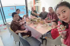 贴对联、挂橘子、吃饺子……龙江人在海南这样过春节图片
