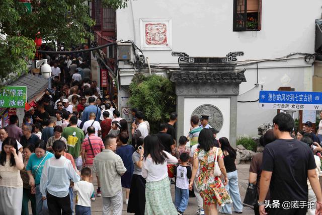 喜气洋洋，长假首日上海千年古镇七宝老街人头攒动