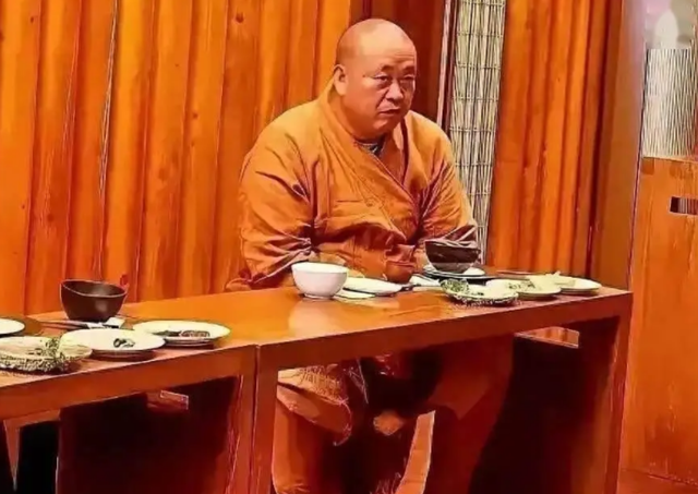 释永信被抓细节曝光，限制出境萎靡不振，被抓很平静地说了4个字